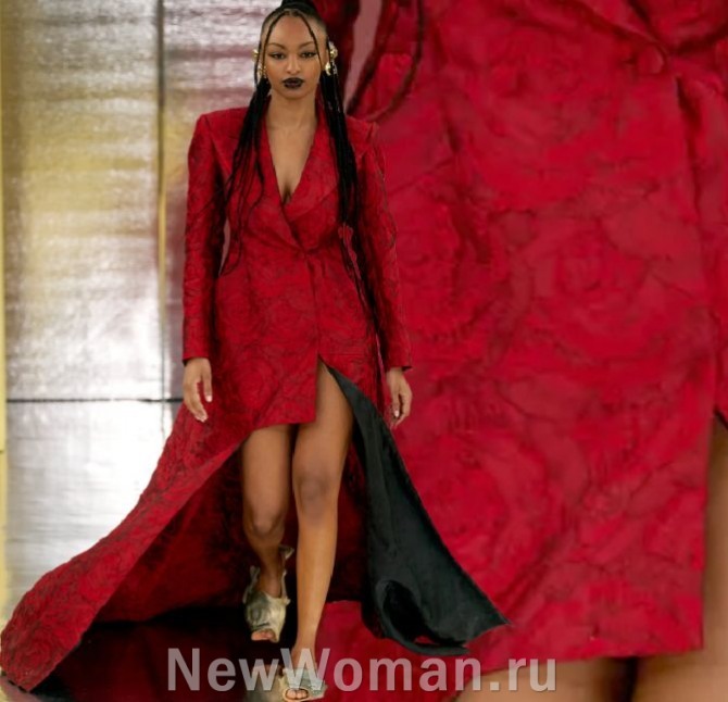 красная дорожка 2024 - бархатное красное платье-маллет со шлейфом в пол на черном подкладе с паттерном розы