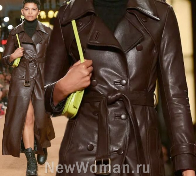 тренды 2024 года с Недели моды в Нью-Йорке - модное женское кожаное пальто-тренч в стиле 70-х