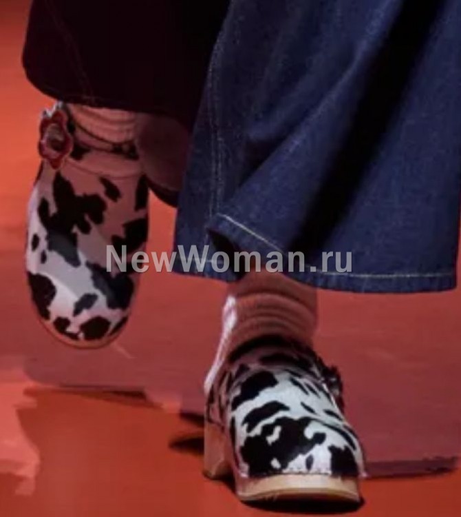 женские туфли сабо 2024 года с черно-белым пятнистым принтом и широким закругленным закрытым мысом