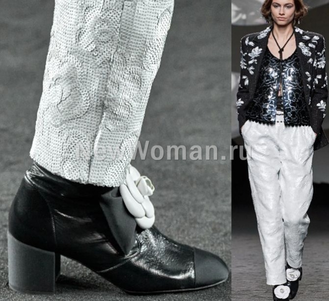 черные женские кожаные сапоги от Шанель с закругленным отрезным мысом на невысоком устойчивом каблуке, декор - черный бант и белый бутон
