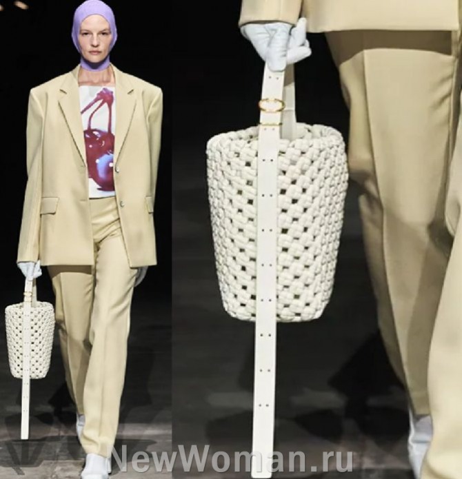 белая плетеная сумка-ведро сезона весна-лето 2024 года - мода из Италии
