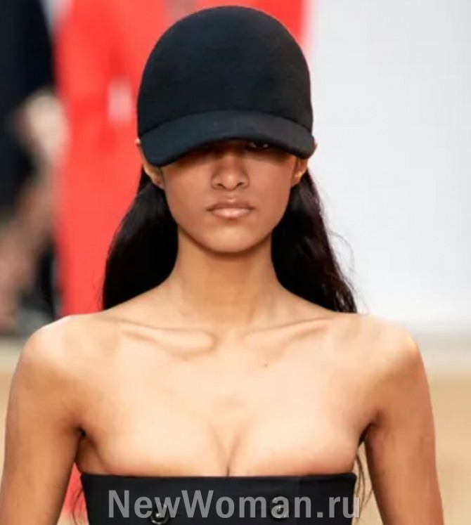 женская кепка-жокейка из черного фетра - модный показ в Париже на 2024 год.