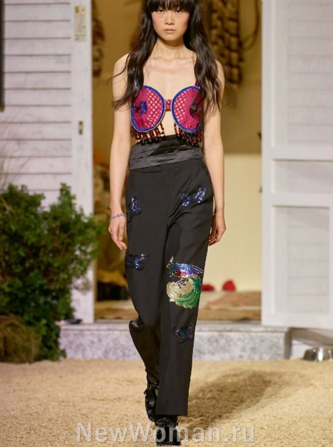 французская брючная мода 2024 года - черные брюки с блестящими аппликациями в ансамбле с топом бра красного цвета - модный показ Bode, FALL 2023 MENSWEAR (Парижская Неделя моды)