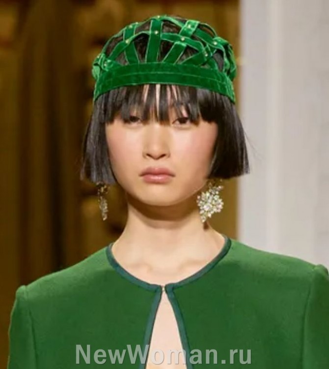 женские головные уборы 2024 года из Парижа - вечерняя шапочка-сбруя из полосок зеленого бархата, соединенных стразами.- модный показ Bode, FALL 2023 MENSWEAR (Парижская Неделя моды)