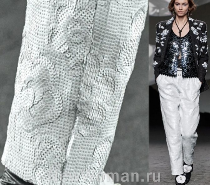 белые вечерние женские брюки сезона осень-зима 2024 от бренда Шанель - пайеточная блестящая ткань и аппликации из пайеток