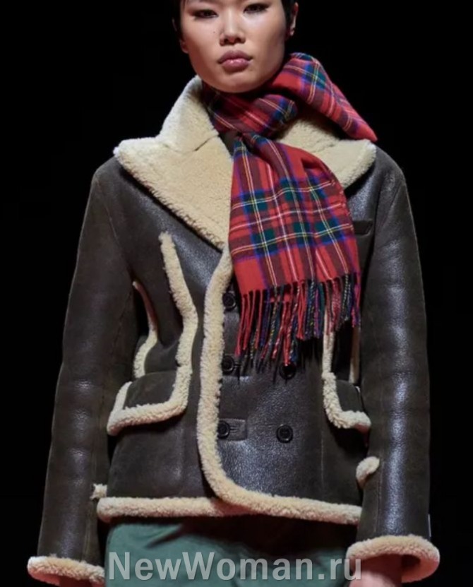 женская коричневая дубленка приталенного силуэта - фото модели 2024 года