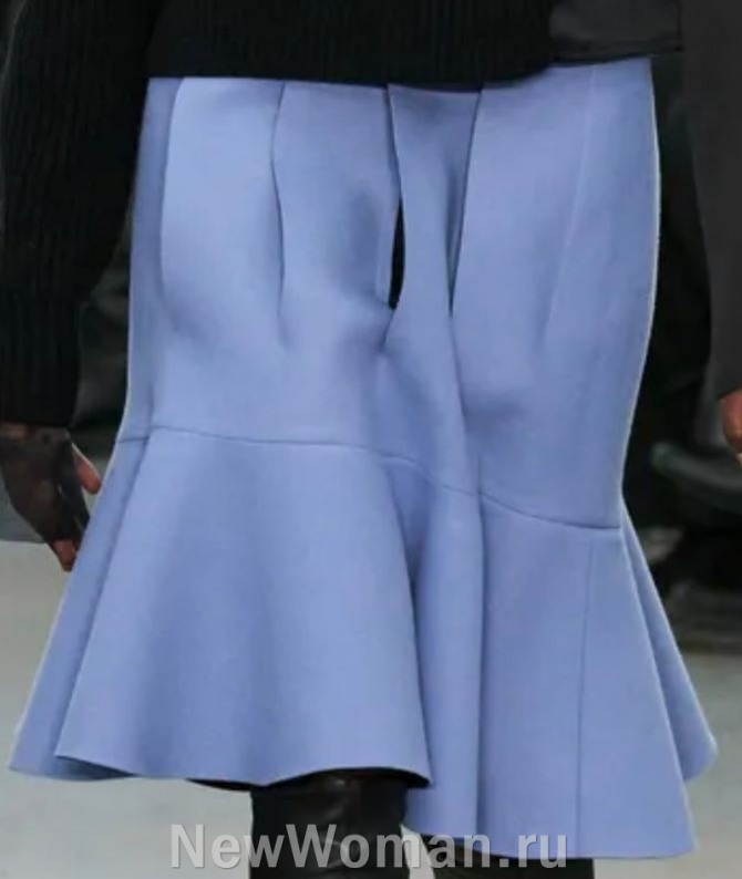 юбка годе 2-24 года пыльно-голубого цвета с отрезным широким воланом и разрезами на полотне юбки