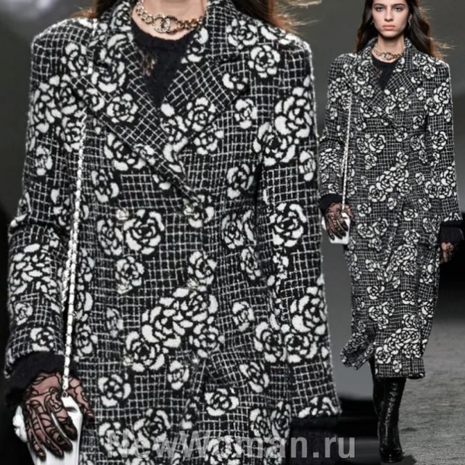 длинное узкое твидовое пальто от бренда Chanel, FALL 2023 READY-TO-WEAR (Парижская Неделя моды) с клетчатым и цветочным рисунком на твидовой ткани