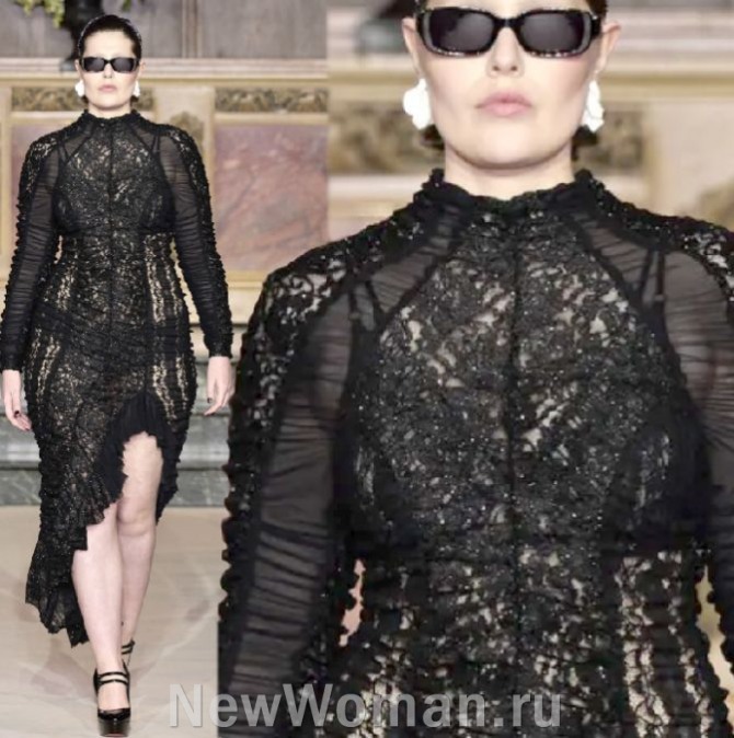 мода для полных женщин на 2024 год - ажурное черное платье из эластичного кружева с прозрачными вставками и высоким передним разрезом, Париж