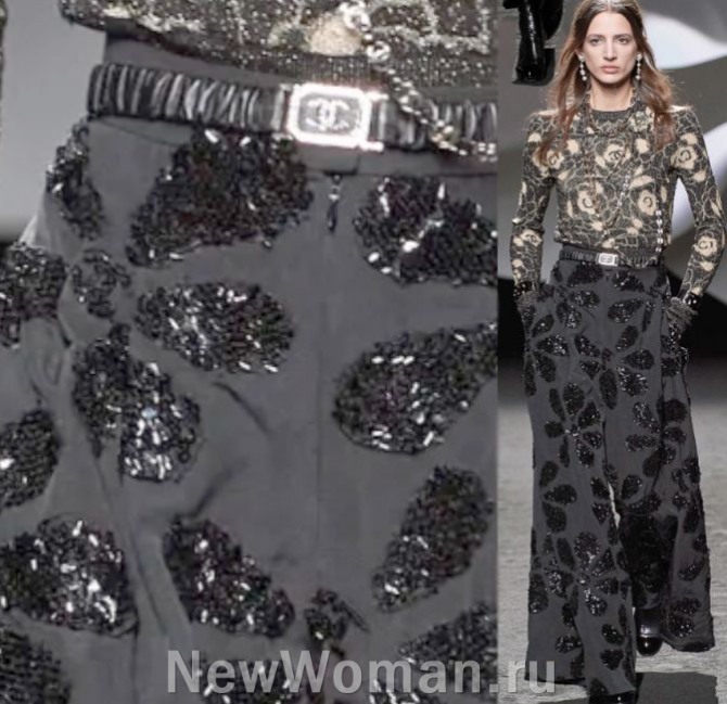 черные женские брюки палаццо сильно расклешенные книзу, декорированные черными блестящими плоскими аппликациями-наклейками - мода из Парижа от бренда Шанель на 2024 год