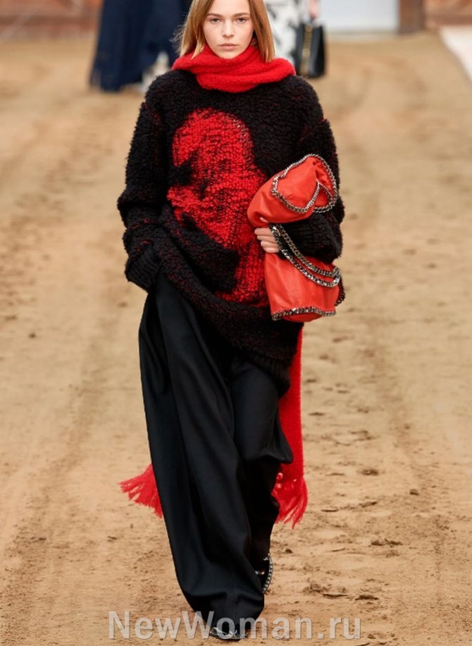 зимний модный лук 2024 года для женщин - широкие свободные брюки, зауженные внизу, свитер или джемпер оверсайз, сумка, аппликация и шарф - красного цвета