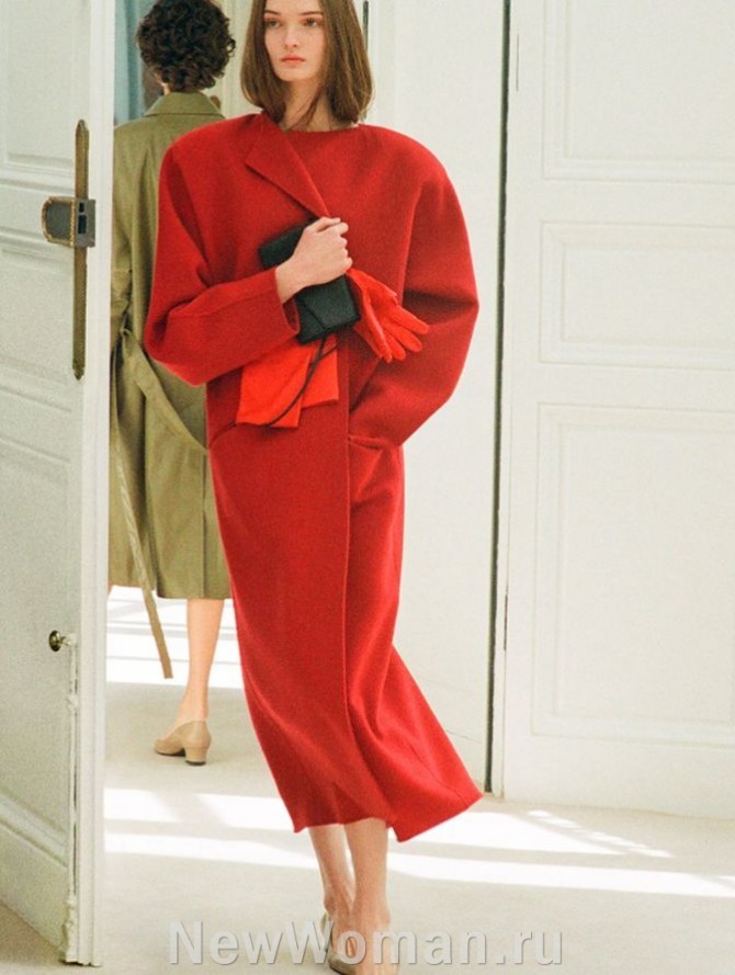 шикарное женское красное кашемировое пальто 2024 года - без воротника, с широкими покатыми плечами на запах, длина миди, прямой узкий силуэт, цельнокроеные рукава "летучая мышь"