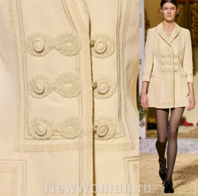 короткое бежевое пальто мини с шалевым воротником, рукавами 7/8, с золотой тесьмой и галунами в стиле гусарского мундира - парижская мода 2024 года
