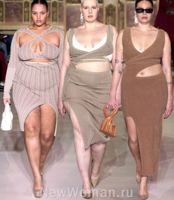 полные модели на подиуме в платьях из ребристого трикотажа с вырезами на лифе, животе и с высоким боковым разрезом на подоле - мода из Франции на 2024 год