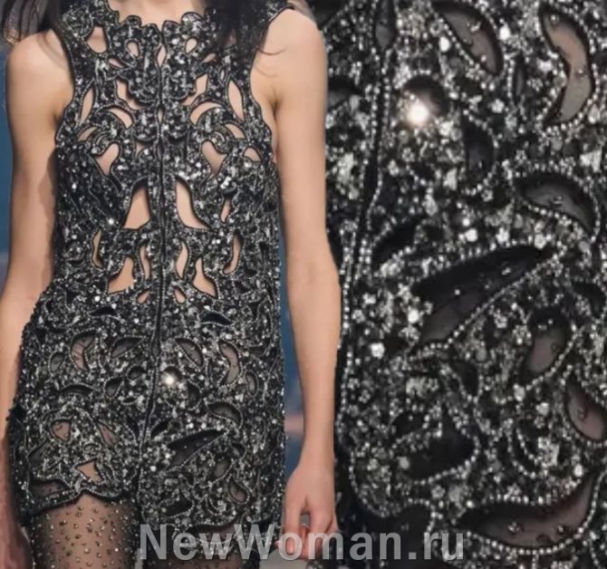 новогоднее ажурное платье мини из черной замши с резьбой-перфорацией, усыпанное стразами - мода 2024 года из Парижа