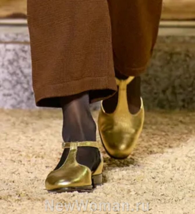 главные тенденции в моде на женские туфли 2024 года - модели в ретро-стиле на плоской подошве, с Т-образным ремешком из металлизированного материала желтого цвета - мода из Франции