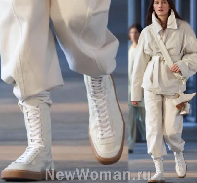 женские весенние сапоги 2024 года белого цвета на плоской каучуковой подошве, модель со шнуровкой - тренды в модной обуви из Франции