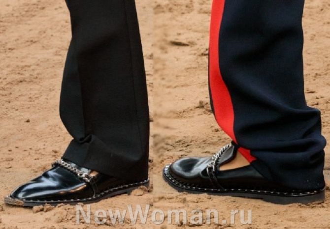 черные женские туфли лоферы на плоской прямой подошве, декорированные цепями - обувные тренды 2024 года с Недели моды в париже