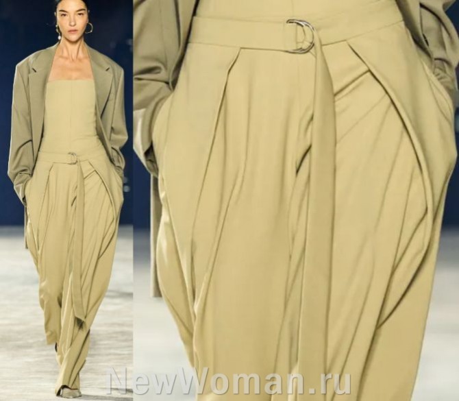 широкие плиссированные женские брюки, зауженные книзу - тренды 2024 года
