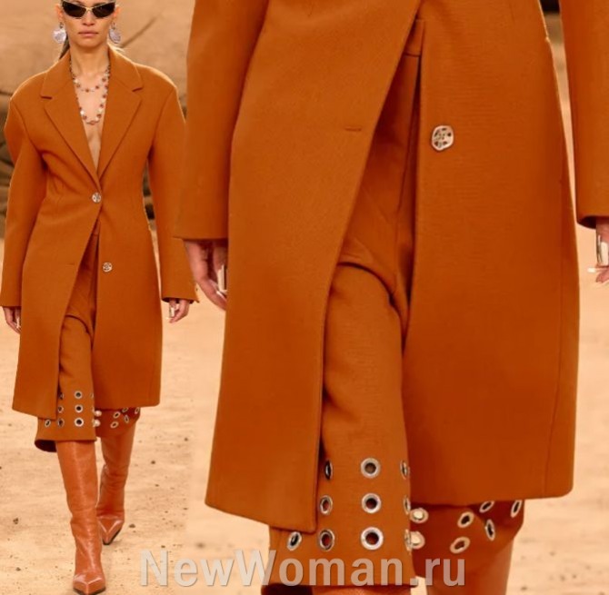женская уличная итальянская мода сезона осень-зима 2024 года - современный стильный образ в одном насыщенном оранжевом цвете: пальто, брюки капри и сапоги