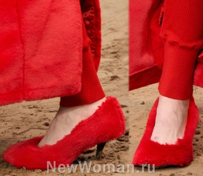 туфли из красного искусственного меха - женская обувная мода из Парижа на 2024 год