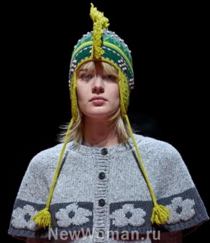 Женская зимняя вязаная двухцветная шапка-шлем 2024 года с "гребнем", "ушами", с помпонами на концах завязок.