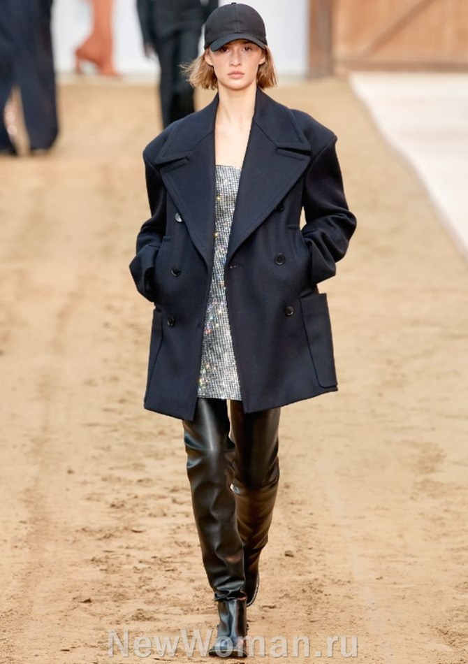стильный образ для молодых женщин и девушек с коротким черным пальто - сапоги-ботфорты из черной кожи и кепка-жокейка