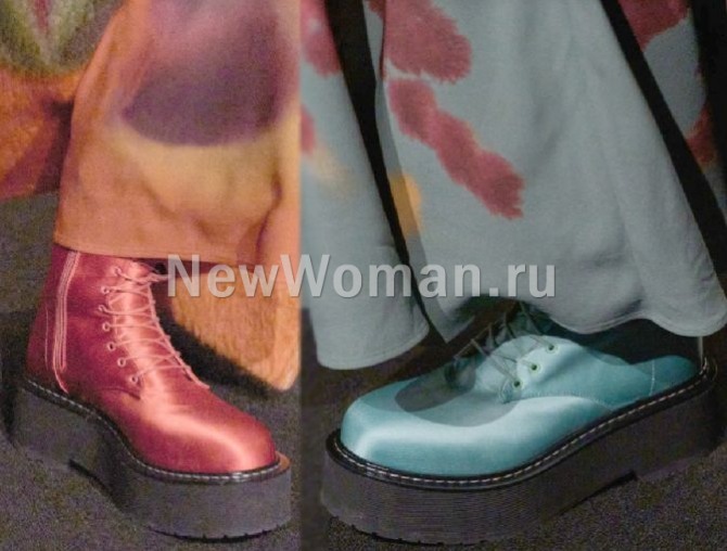 модные женские ботинки 2024 года из красного и зеленого атласа на высокой толстой черной подошве - со шнуровкой и застежкой-молнией сбоку ботинка.