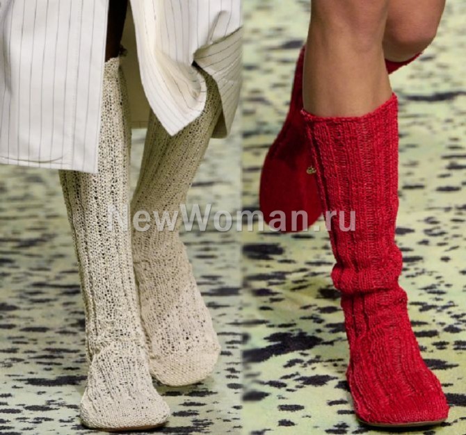 сапоги-носки из пряжи песочного и красного цвета - тренды женских сапог 2024 года