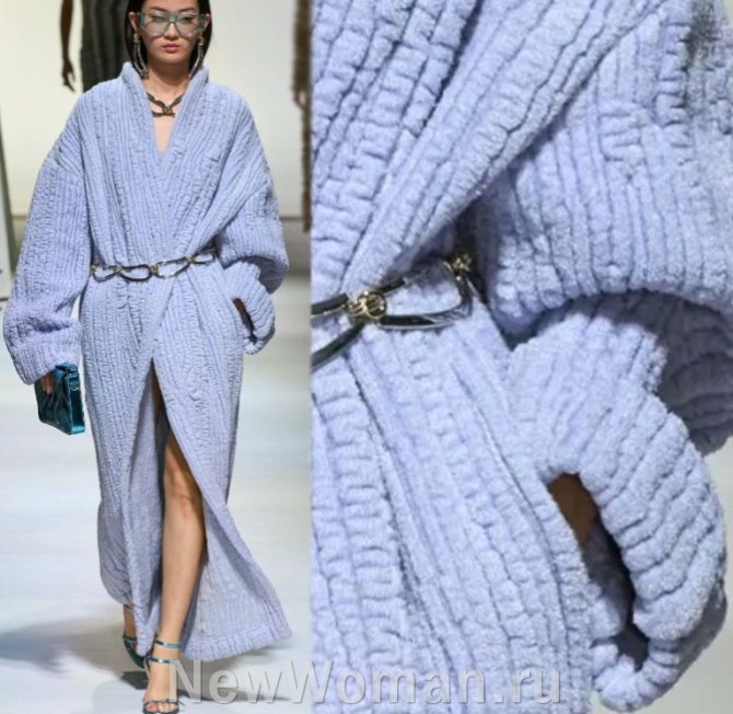 модное женское пальто-халат макси, на запах - пыльно-голубого цвета из вельвета