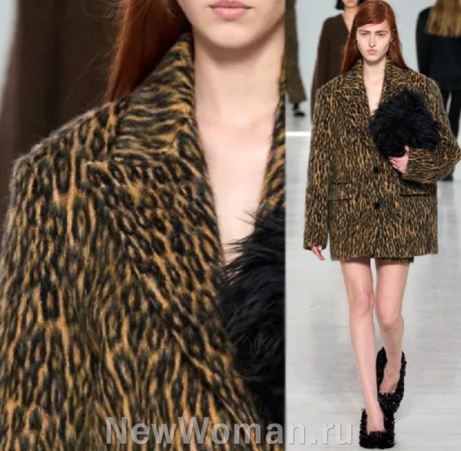 женское короткое пальто-пиджак 2024 года с хищным леопардовым принтом, обувь и сумка - черные, декорированы мехом