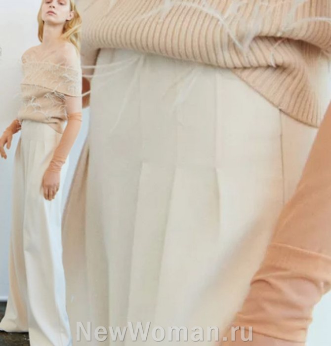 сочетание белых женских брюк с розовым верхом - тренды 2024 года