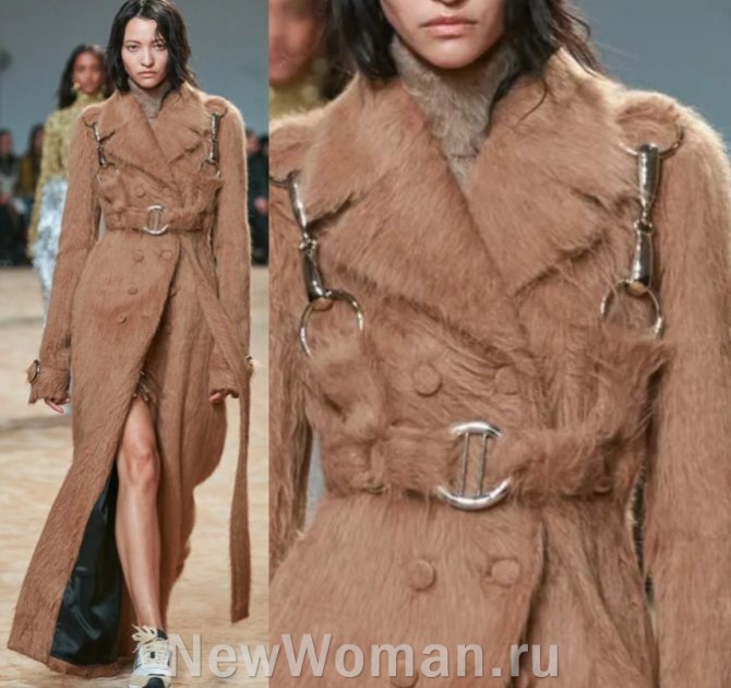 женское пальто-тренч 2024 года из искусственного меха, цвет светло-коричневый - с декором из крупной металлической фурнитуры 