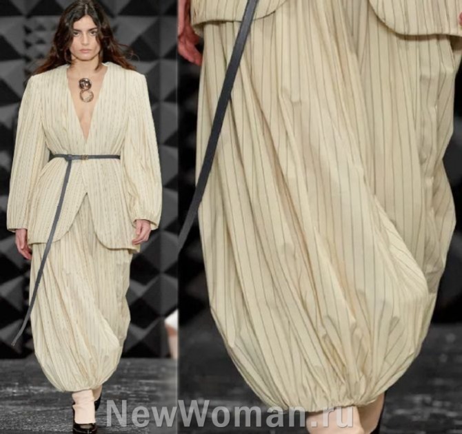 женский костюм 2024 года из хлопка в полоску - жакет с широкими плечами без воротника и лацканов и брюки-шаровары на манжетах-резинках