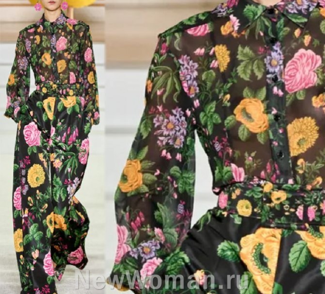 модные блузки весна-лето 2024, блузка с цветочным ярким рисунком в ансамбле с широкими брюками и большими яркими цветами на черном фоне