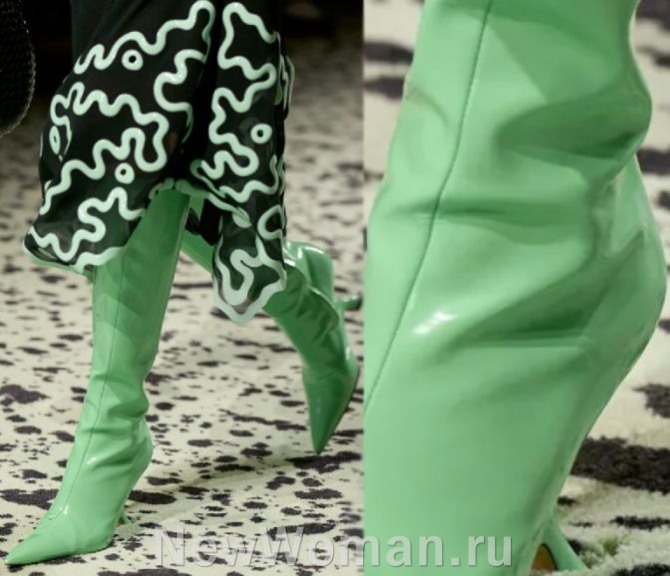 итальянские женские кожаные сапоги светло-зеленого цвета с острым удлиненным мысом и каблуком-рюмочкой - подиум 2024 год