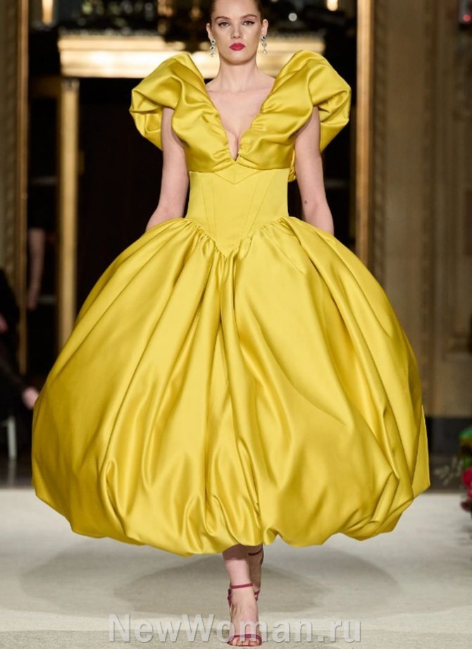 великолепное бальное выпускное платье 2024 года - желтого цвета с пышной юбкой и широким фигурным втачным поясом