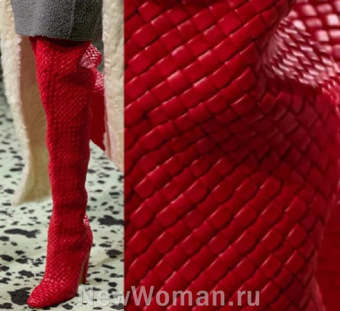красные ботфорты с закругленным мысом - на каблуке с принтом плетеная корзинка, тренды в моде на женские сапоги 2024 года