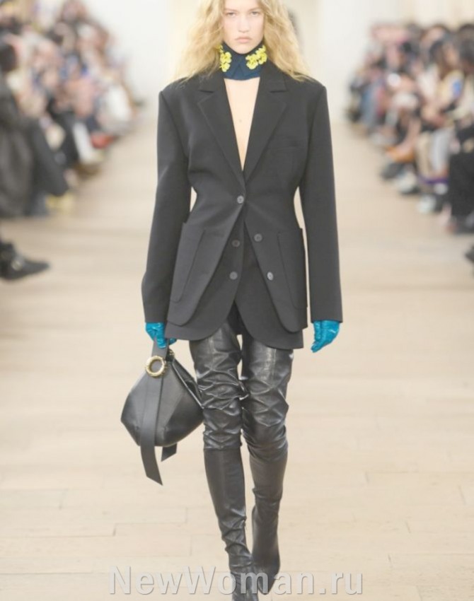 высокий стиль в женской одежде 2024 года для стройных девушек -  жакет, мини-юбка на пуговицах, чокер, перчатки, сапоги-чулки, сумка