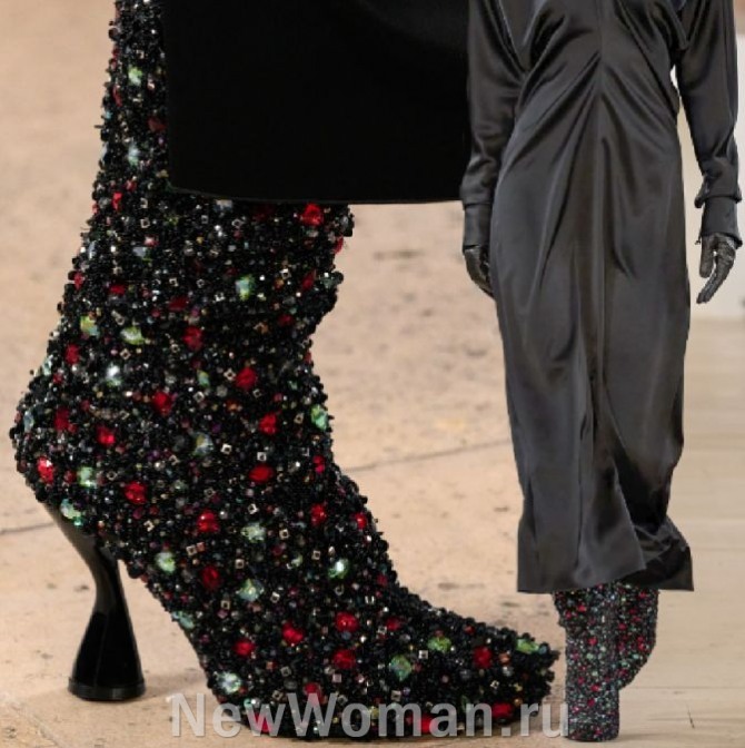 женские сапоги к вечернему наряду, инкрустированные цветными камешками хрусталя, острый мыс, плоская подошва, каблук-рюмочка - парижская мода 2024 года, подиум
