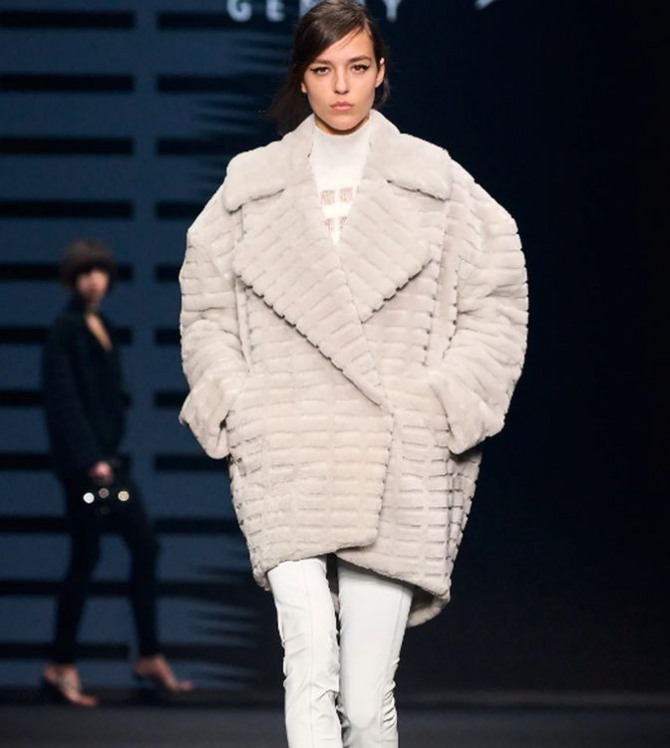 самые модные пальто 2024 из рельефного плюша, светлое женское пальто-кокон с большим воротником и крупными лацканами