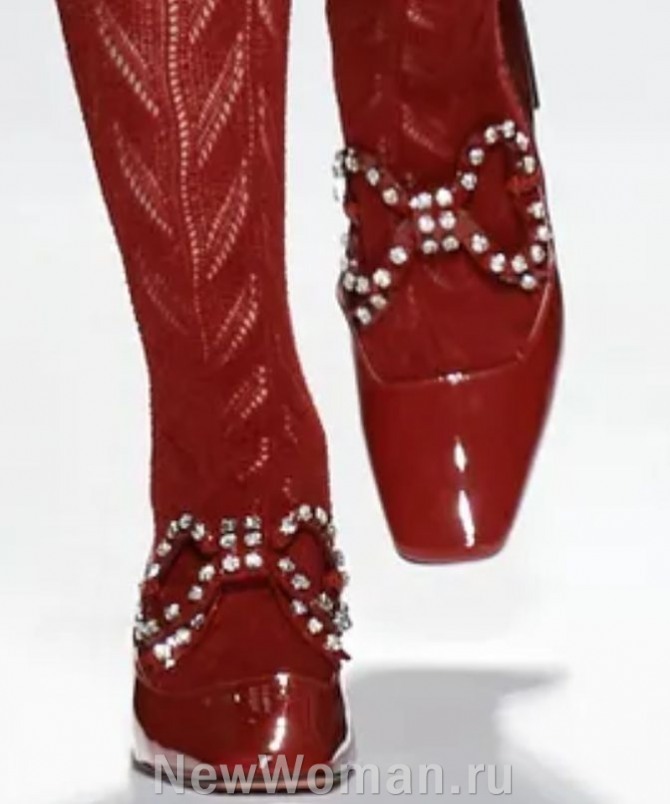 очень нарядные вечерни красные лаковые туфли, декорированные бантом-бабочкой на подъеме стопы