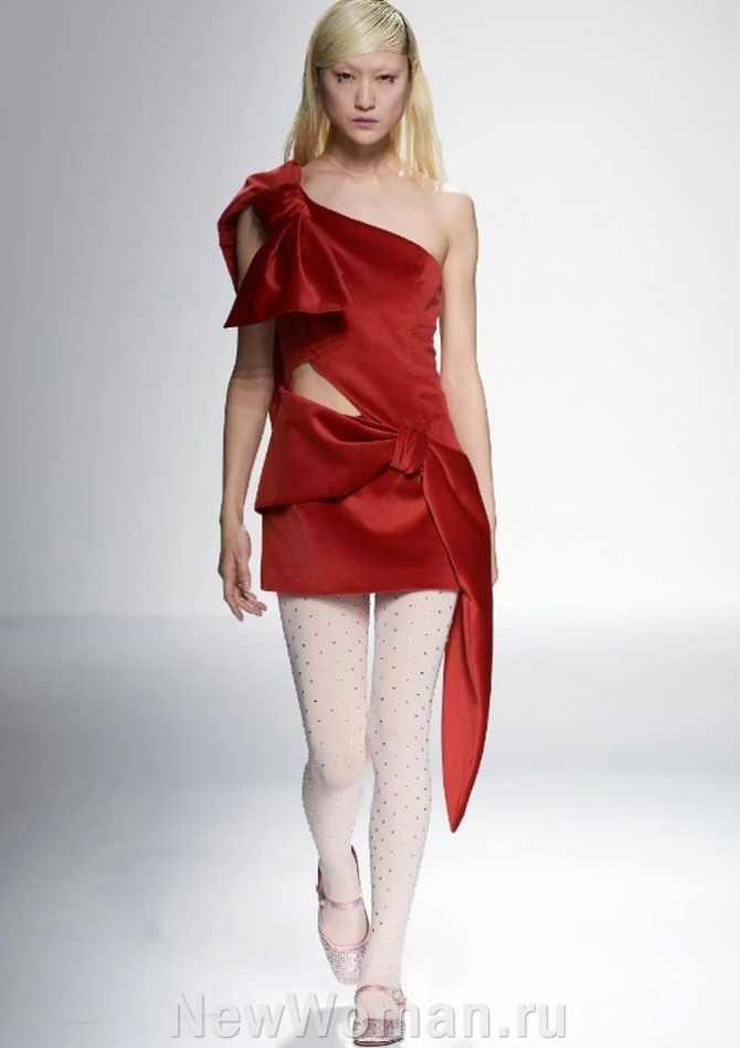 выпускное платье для девушки красного цвета с асимметрией и бантами