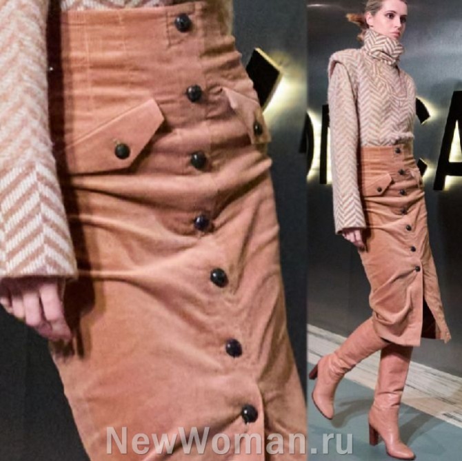 модные юбки 2024 года - джинсовая юбка-карандаш лососевого цвета с передней сквозной застежкой на пуговицы