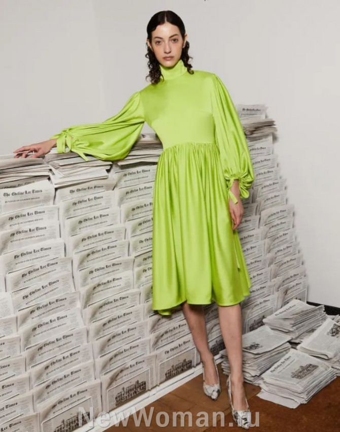 популярные цвета 2024 года в моде на женские платья - шартрез, желто-зеленый оттенок, драпированные рукава