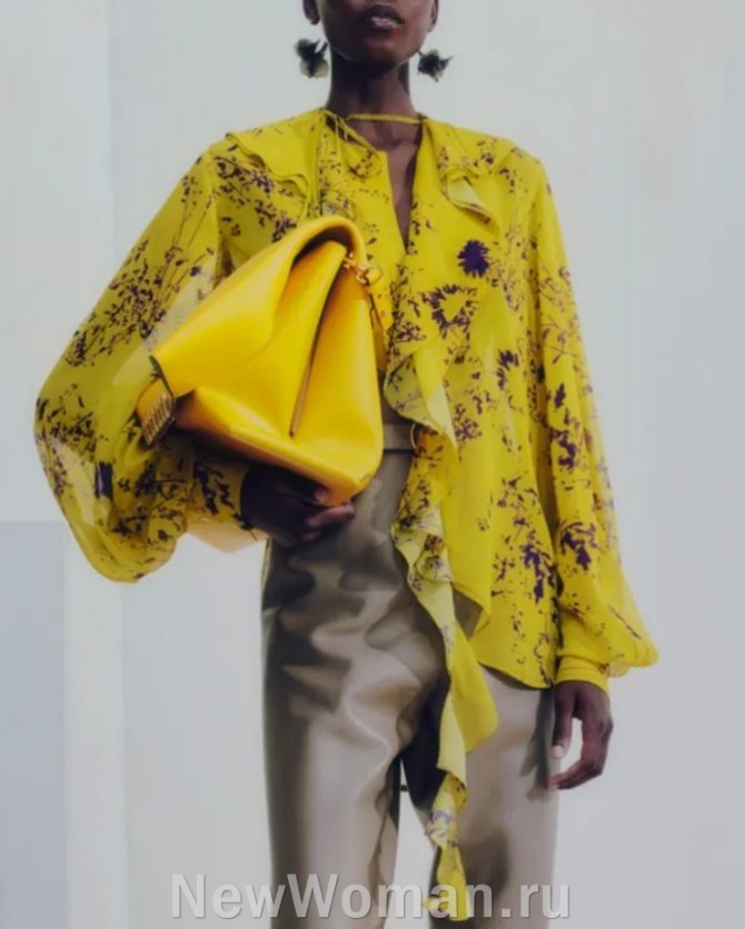 желтая блузка с абстрактным флористическим рисунком черного цвета