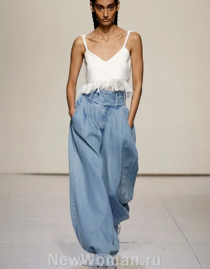 женские джинсовые брюки-шаровары с высокой посадкой и широким поясом в ансамбле с белым топом