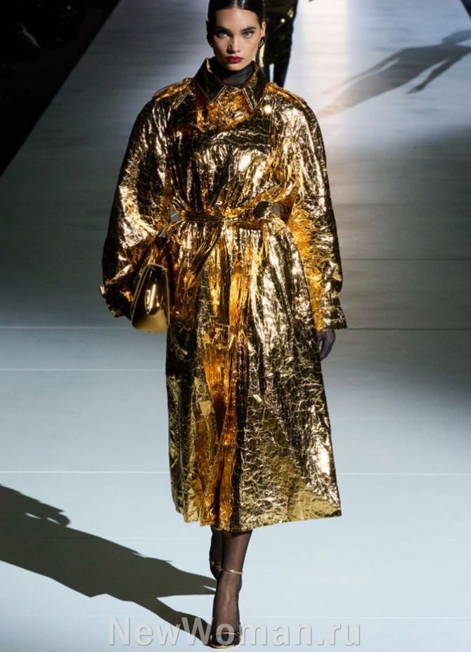 женский плащ золотого цвета металлика с поясом - образ 2024 в стиле тотал-голд с подиумов Италии