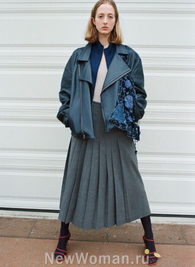 женская куртка-косуха в ансамбле с серой юбкой