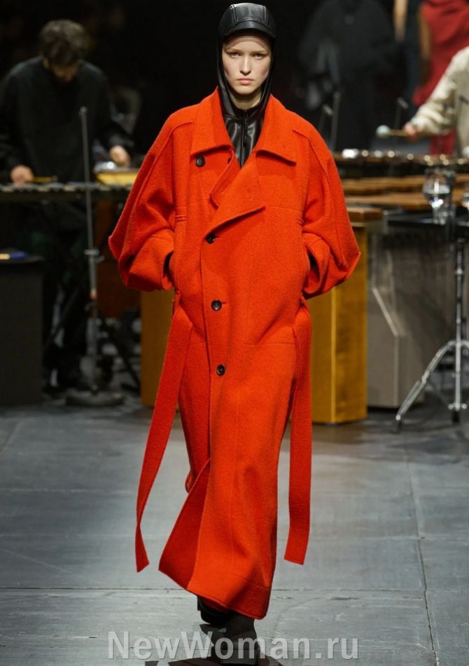 длинное красное узкое женское пальто с широкими рукавами и заниженной талией